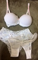 Conjunto de Lingerie Branca com renda / Acompanha 2 calcinhas